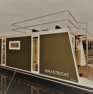 Cozy floating boatlodge Maastricht. Exterior photo
