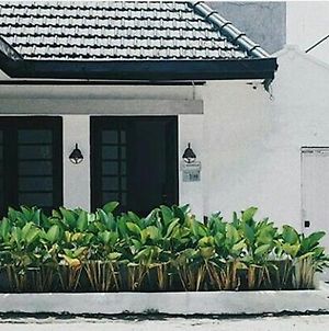 Askhara Guesthouse Surabaya Exterior photo