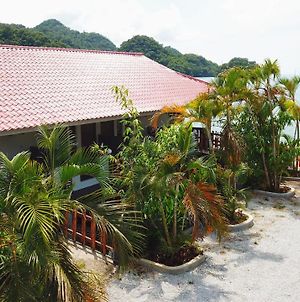 Penarak Bamboo Beach Motel Kuah Exterior photo